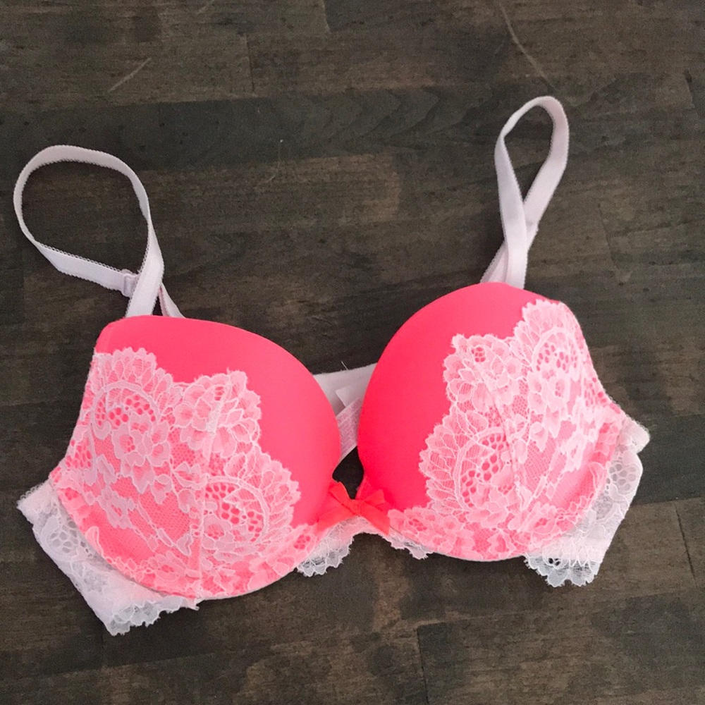 Victoria’s Secret underwire bra- 32B